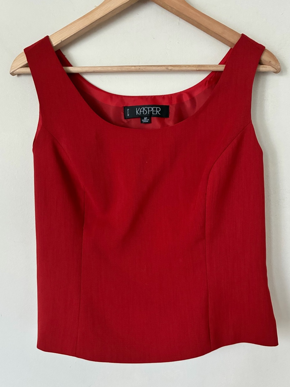 Kasper Petite Red Sleeveless Scoop Neck Shell Blouse Top Size 8P Minimalist